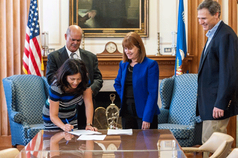 Signing of Memorandum of Understanding Between the Navajo Nation Human Rights Commission and the Indian Working Group